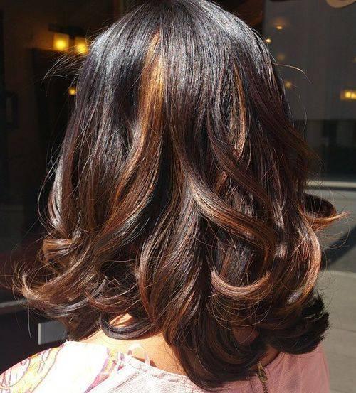 รูปภาพ:http://i1.wp.com/therighthairstyles.com/wp-content/uploads/2015/12/20-caramel-highlights-for-dark-brown-hair.jpg?w=500