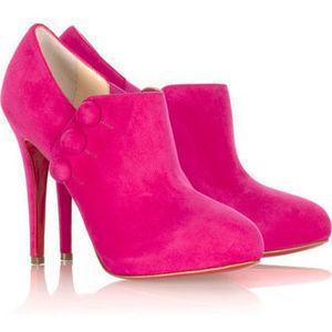รูปภาพ:http://www.seraphicpress.com/wp-content/uploads/2012/10/Christian-Louboutin-Astraqueen-shoe-boots-pink_large.jpg