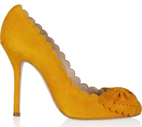รูปภาพ:http://www.shoeperwoman.com/wp-content/uploads/2012/05/pscar-de-la-renta-yellow-scalloped-suede-pumps.jpg