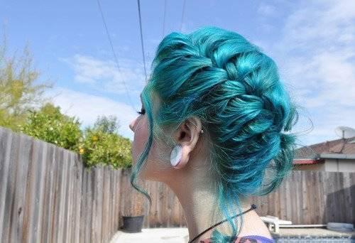 รูปภาพ:http://thestylebugs.com/wp-content/uploads/2012/10/blue-blue-hair-braids-purple-hair-sky.jpg