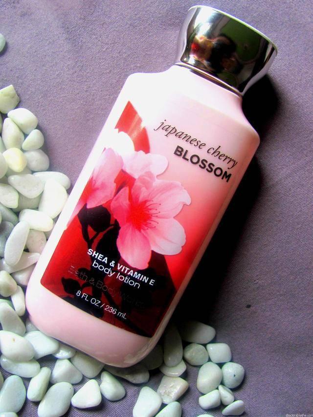 รูปภาพ:http://i0.wp.com/adorableshe.com/wp-content/uploads/2015/04/Bath-and-body-works-shea-and-vitamin-Elotion-japanese-cherry-blossom.jpg