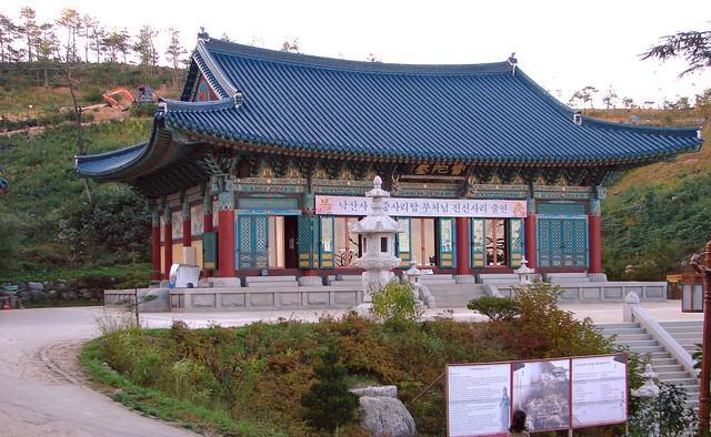 รูปภาพ:https://upload.wikimedia.org/wikipedia/commons/a/a5/Korea-Naksansa_2215-07_grounds.JPG