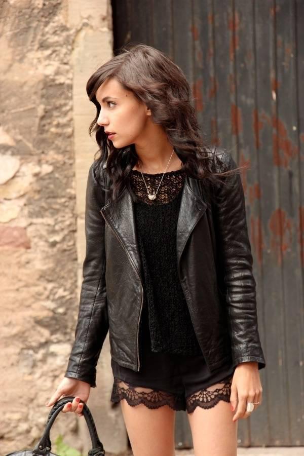 รูปภาพ:http://glamradar.com/wp-content/uploads/2014/08/spunky-black-leather-and-lace-outfit.jpg