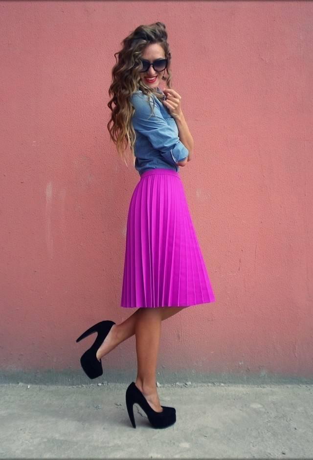 รูปภาพ:http://cdn2.thegloss.com/wp-content/uploads/2015/04/Neon-midi-skirt-outfit.jpg