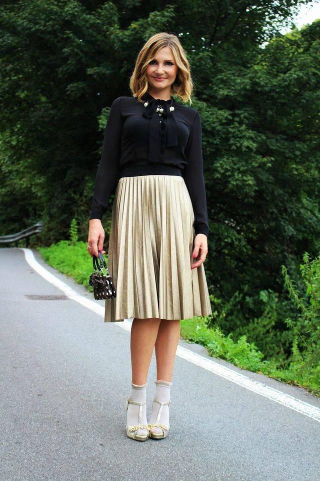 รูปภาพ:http://www.cocoetlavieenrose.com/wp-content/uploads/2015/09/Pleated-midi-skirt-fashion-outfit-2.jpg