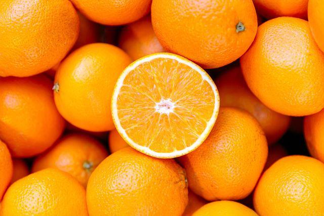 รูปภาพ:https://hips.hearstapps.com/hmg-prod.s3.amazonaws.com/images/half-of-orange-on-the-heap-of-oranges-royalty-free-image-1598525395.jpg
