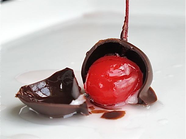 รูปภาพ:http://www.seriouseats.com/recipes/images/20111205-41-chocolate-cherry-cordials.jpg
