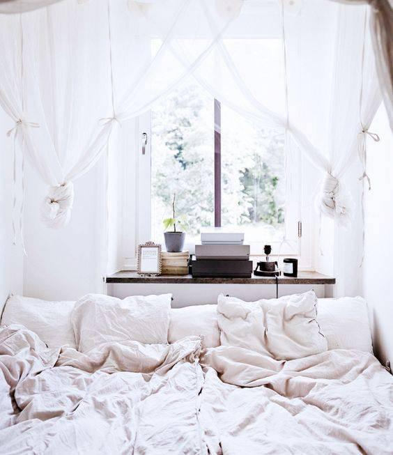 รูปภาพ:http://54.148.243.225/wp-content/uploads/2015/02/cozy-bed-space-neutral-masculine-room-decor.jpg