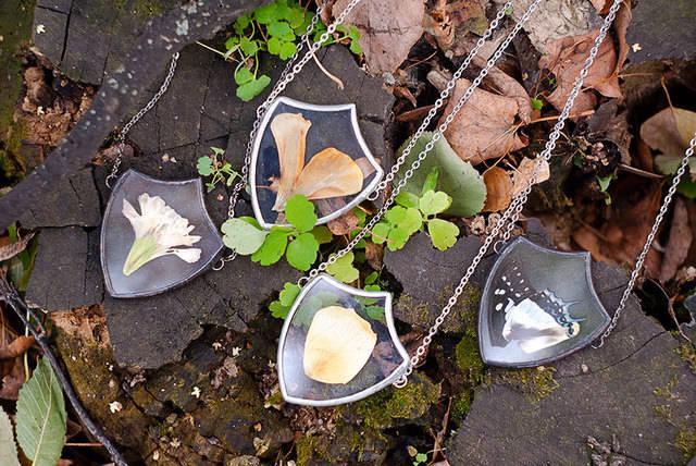 รูปภาพ:http://static.boredpanda.com/blog/wp-content/uploads/2016/04/pressed-flower-leaf-jewelry-stained-glass-wwheart-14.jpg