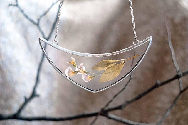 รูปภาพ:http://static.boredpanda.com/blog/wp-content/uploads/2016/04/pressed-flower-leaf-jewelry-stained-glass-wwheart-7.jpg