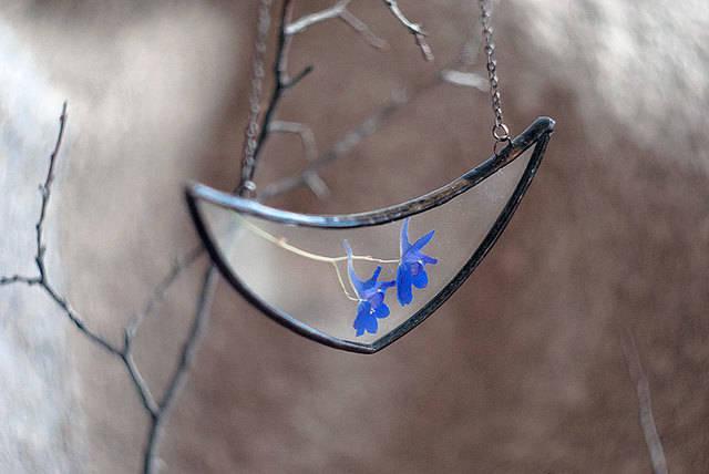 รูปภาพ:http://static.boredpanda.com/blog/wp-content/uploads/2016/04/pressed-flower-leaf-jewelry-stained-glass-wwheart-6.jpg