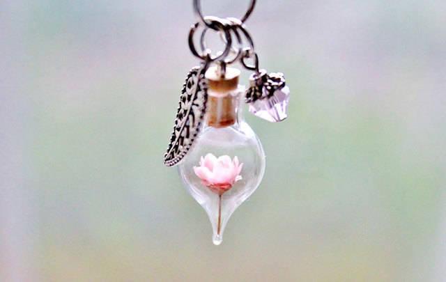 รูปภาพ:http://static.boredpanda.com/blog/wp-content/uploads/2016/02/terrarium-necklaces-flower-jewelry-teenytinyplanet-7.jpg