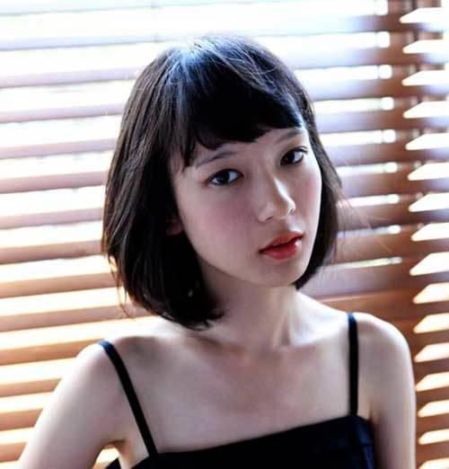 รูปภาพ:http://www.short-hairstyles.co/wp-content/uploads/2016/06/Asian-Short-Straight-Hair-with-Blunt-Bangs.jpg