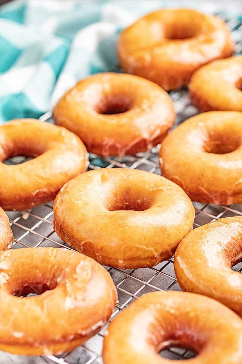 รูปภาพ:https://thestayathomechef.com/wp-content/uploads/2020/08/Homemade-Glazed-Donuts-10.jpg