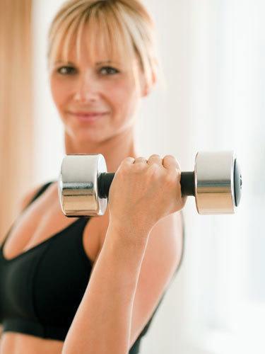 รูปภาพ:http://juliecolotti.fitness/wp-content/uploads/sites/84/2014/10/03-woman-lifting-weights-lgn.jpg