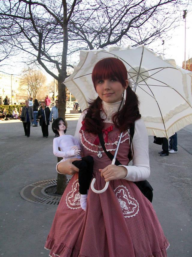 รูปภาพ:https://upload.wikimedia.org/wikipedia/commons/0/0f/Lolita_fashion_ball-jointed_doll.jpg