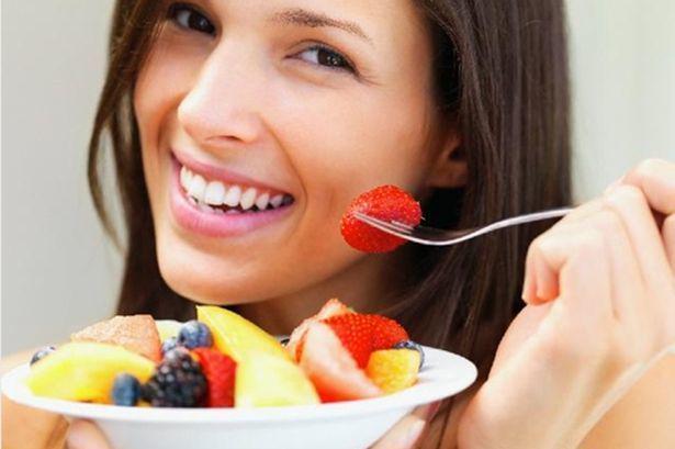 รูปภาพ:http://sunnytatra.com/wp-content/uploads/2014/07/Woman+eating+fruit.jpg