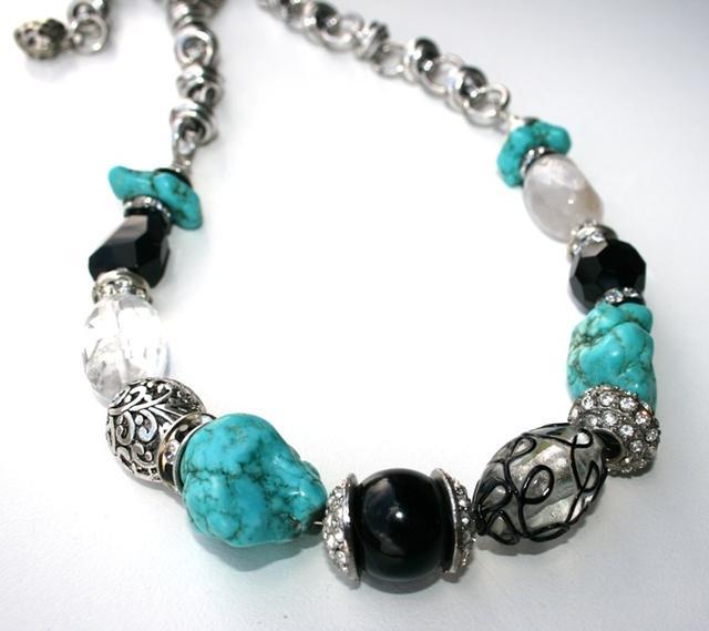 รูปภาพ:https://bigskiesjewellery.files.wordpress.com/2013/02/turquoise-onyx-and-crystal-mixed-media-gemstone-necklace-7.jpg