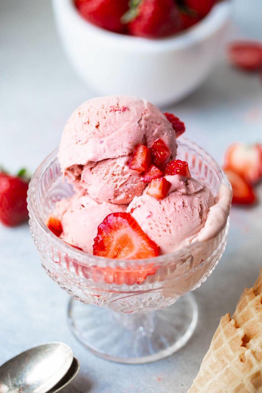 รูปภาพ:https://ohsweetbasil.com/wp-content/uploads/creamy-homemade-strawberry-ice-cream-recipe-6-scaled.jpg