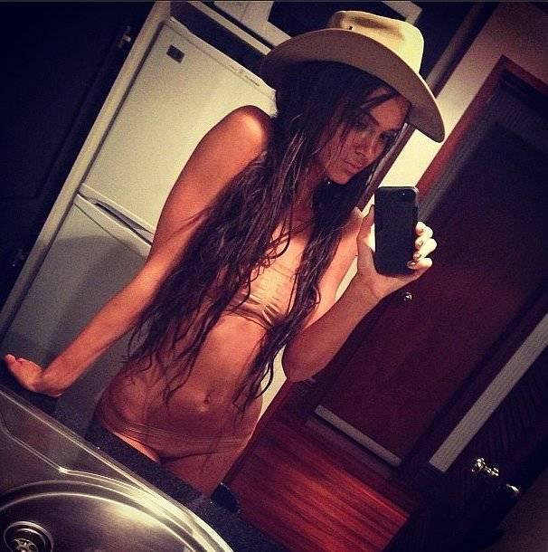 รูปภาพ:http://media3.popsugar-assets.com/files/2014/05/14/801/n/1922398/35ae2dcf2b0db6df_Screen_Shot_2014-05-14_at_2.04.43_PM.xxxlarge/i/Kendall-Jenner-Bikini-Pictures.jpg