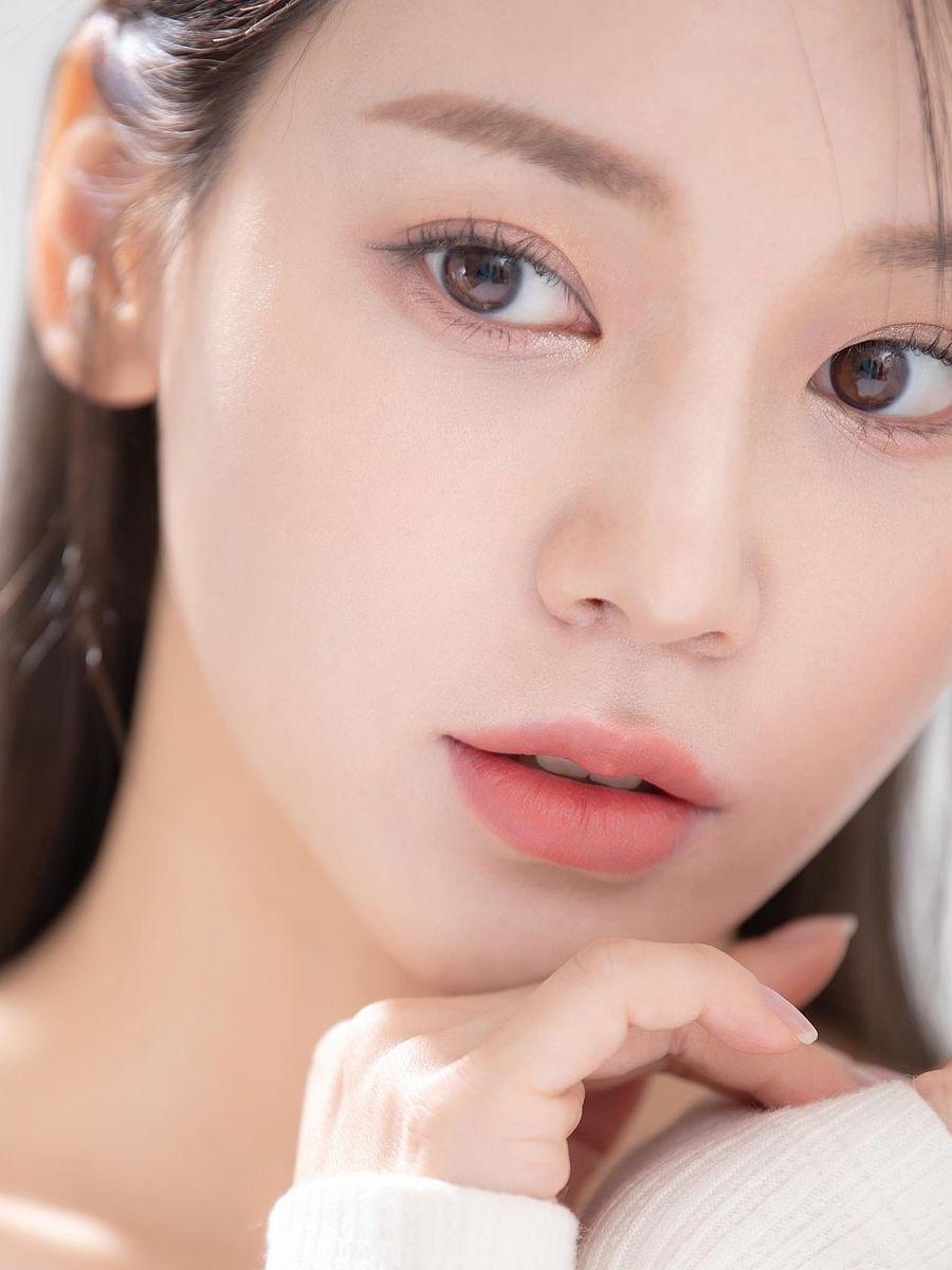 รูปภาพ:https://kbeautyaddiction.com/wp-content/uploads/2022/05/IMG_4279korean-makeup-look.-.jpg