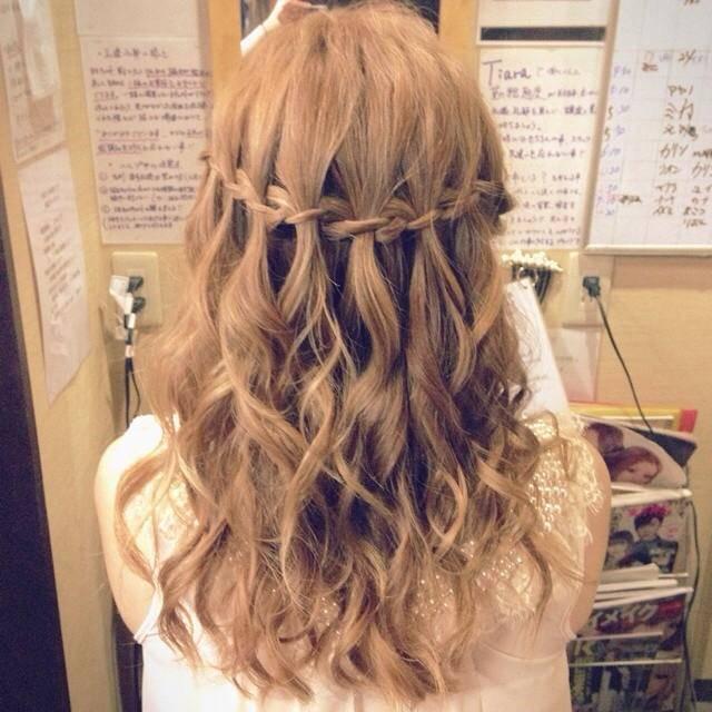 ภาพประกอบบทความ 11 ขั้นตอน ถักเปียแบบ "Bomb Waterfall Braid" สวยหวานดั่งเจ้าหญิงเทพนิยาย