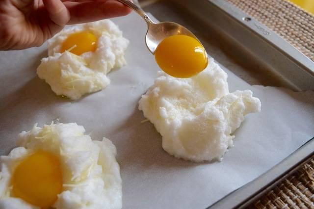 รูปภาพ:http://3.bp.blogspot.com/-3qTmIDeJxvU/VeuTM4vEXCI/AAAAAAAABU4/92GPw4SH3Jg/s1600/baked-eggs-recipe.jpg