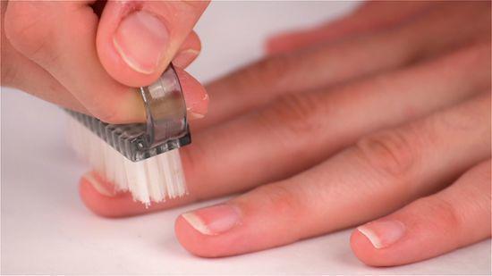 รูปภาพ:https://www.wikihow.com/images_en/thumb/0/0b/Clean-Your-Fingernails-Step-4-Version-14.jpg/550px-nowatermark-Clean-Your-Fingernails-Step-4-Version-14.jpg