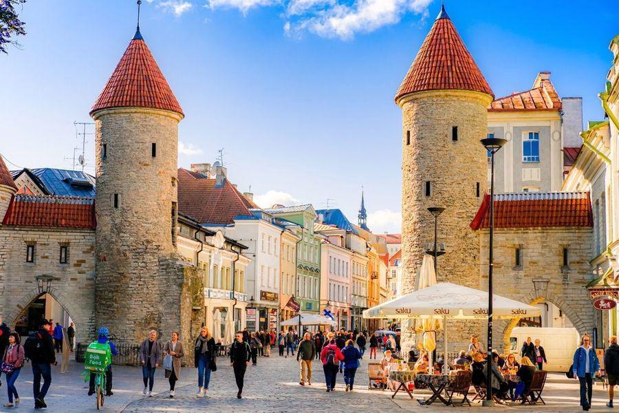 รูปภาพ:https://tourscanner.com/blog/wp-content/uploads/2022/07/Old-Town-Tallinn.jpg