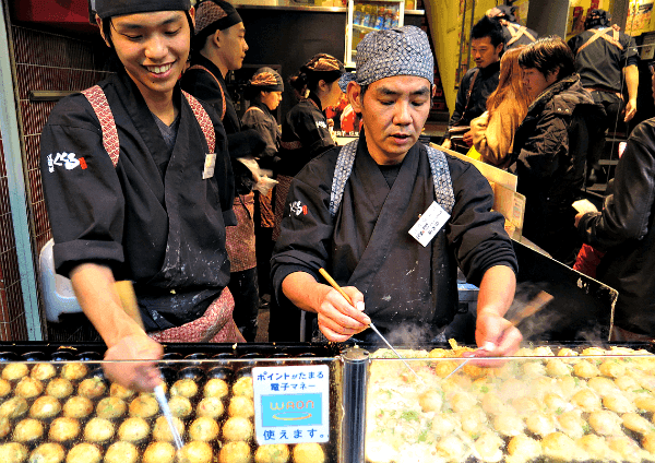 รูปภาพ:http://boutiquejapan.com/wp-content/uploads/2014/03/osaka-japan-takoyaki-street-food-octopus-balls-namba-dotonbori.png