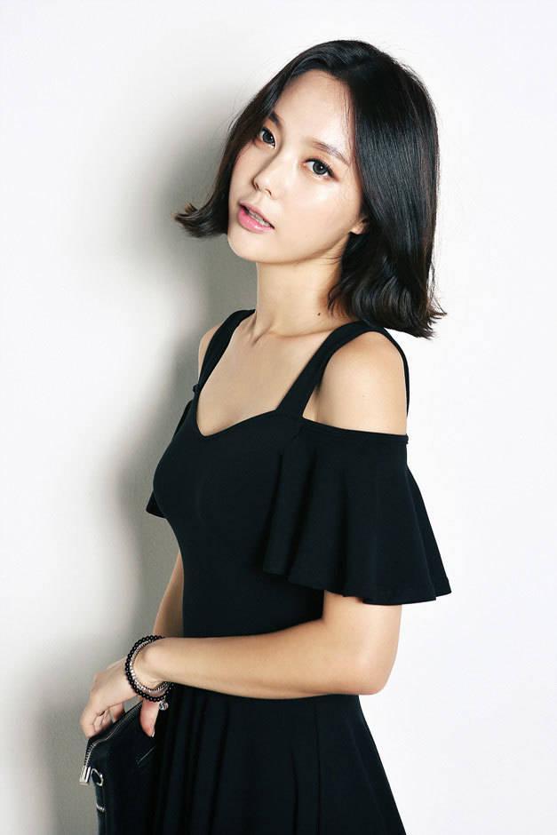 รูปภาพ:http://www.koreanfashionstore.com/korean-fashion/20150712/korea-dress/Off-Shoulder-Strap-Flare-Dress-09.jpg