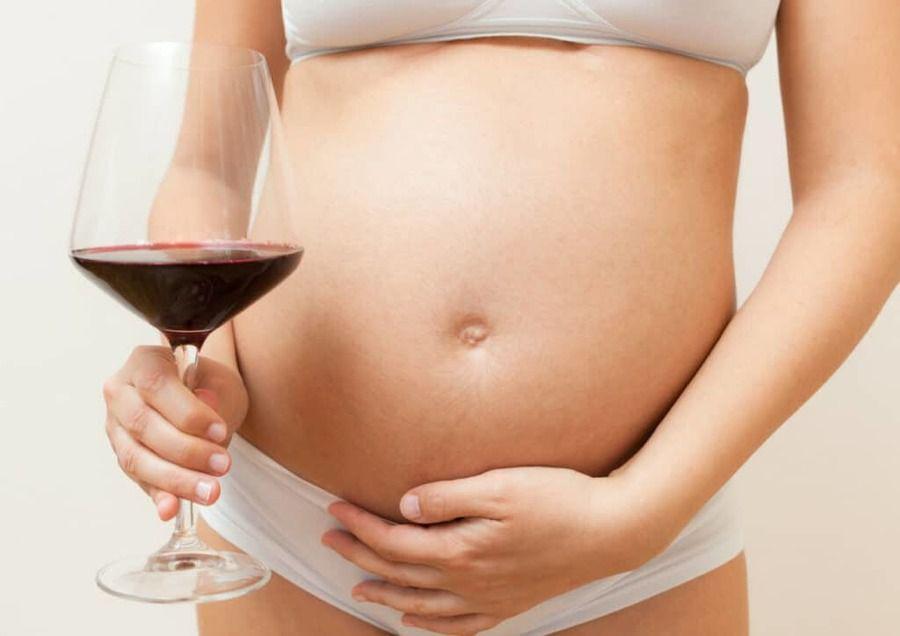 รูปภาพ:https://trainerjosh.com/wp-content/uploads/2022/10/woman-with-drinking-wine-weight-gain-stomach--1024x724.jpeg