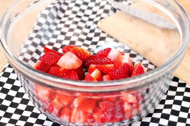 รูปภาพ:http://www.couponclippingcook.com/wp-content/uploads/2015/02/4-strawberries-in-bowl.jpg