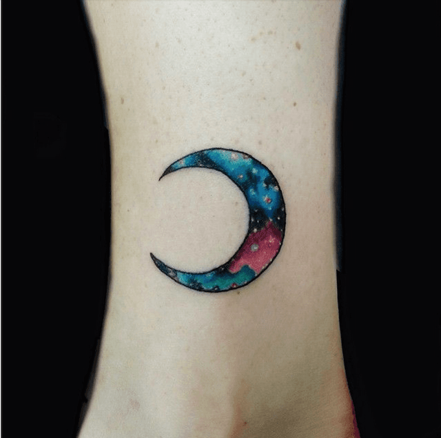 รูปภาพ:http://pixel.brit.co/wp-content/uploads/2015/06/crescent-moon-galaxy-wrist-tattoo.png