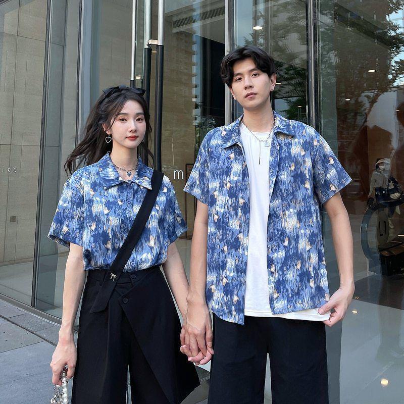 รูปภาพ:https://ae01.alicdn.com/kf/Sa43a1429f9e04710831a4601ddeb2677Z/8367-Couple-outfit-Summer-new-French-retro-tie-dye-floral-shirt-design-sense-suit-couples.jpg