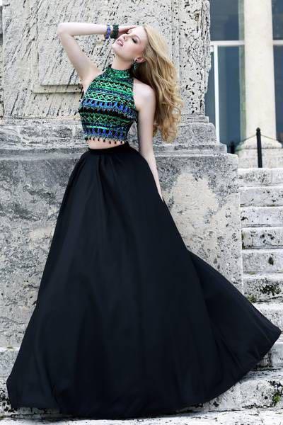 รูปภาพ:http://www.fashionspick.com/wp-content/uploads/2015/09/dark-green-sleeveless-top-with-black-foot-length-long-skirt.jpg