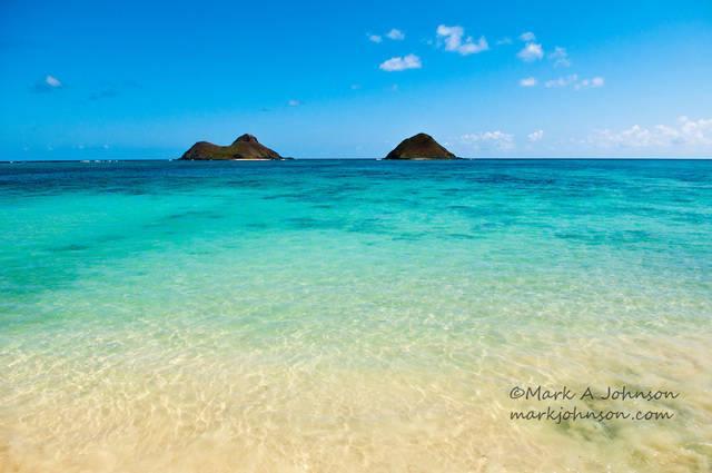 รูปภาพ:http://cdn.c.photoshelter.com/img-get2/I0000xGxm9aIzCgg/fit=1000x750/Mokulua-Islands-Lanikai-Oahu-Hawaii-OB-1173-MarkAJohnson.jpg