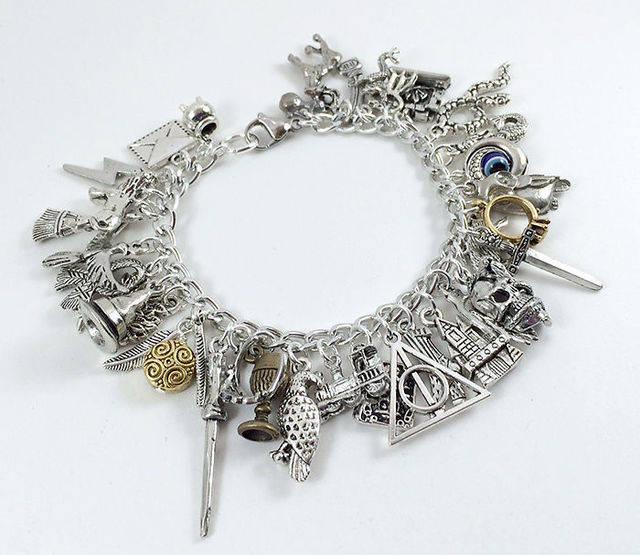 รูปภาพ:http://static.boredpanda.com/blog/wp-content/uploads/2016/03/harry-potter-jewelry-accessories-gift-ideas-61__700.jpg
