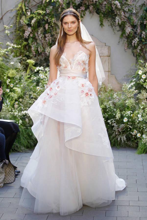 รูปภาพ:http://thezoereport.com/wp-content/uploads/2016/05/bridal-week-best-looks-monique-lhuillier-600x900.jpg