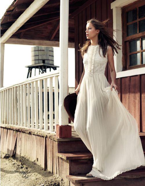 รูปภาพ:http://trend4girls.com/wp-content/uploads/2015/05/1-White-Maxi-Dress-styles-1.jpg
