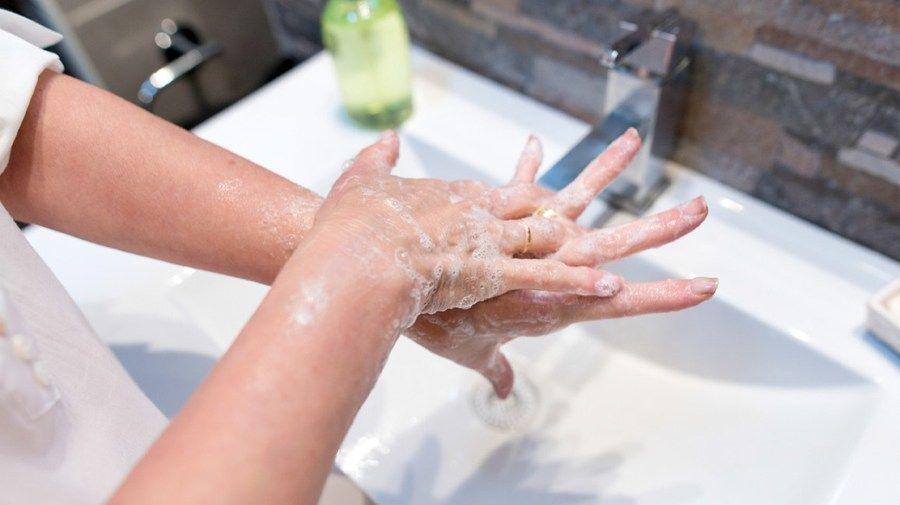 รูปภาพ:https://i0.wp.com/post.healthline.com/wp-content/uploads/2020/05/Close-up-of-woman-washing-her-hands-with-soap-1296x728-header.jpg?w=1155&h=1528