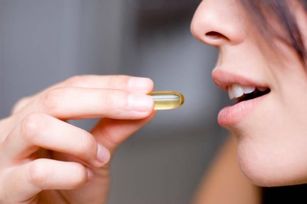 รูปภาพ:http://cure-guide.com/wp-content/uploads/2015/12/woman-taking-vitamin.jpg