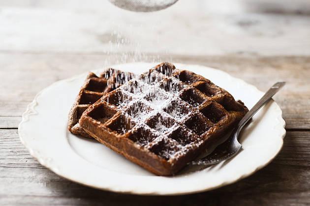 รูปภาพ:http://tastykitchen.com/wp-content/uploads/2014/12/Tasty-Kitchen-Blog-Gingerbread-Waffles-00.jpg