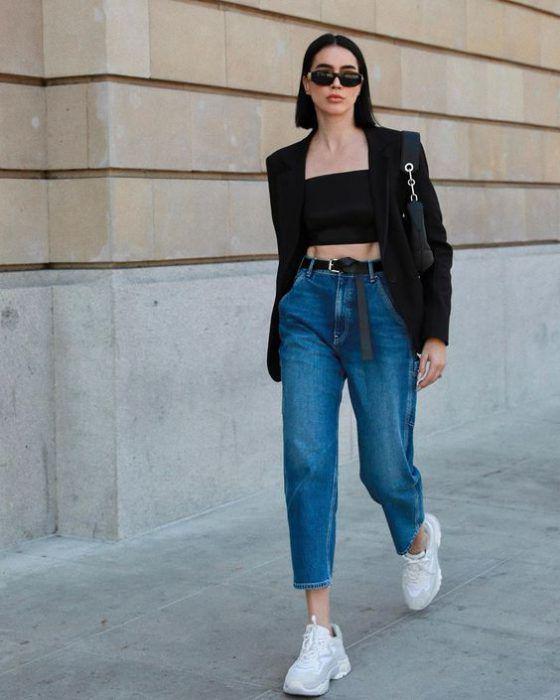 รูปภาพ:https://muy-trendy.com/wp-content/uploads/2021/03/jeans-mom-y-blazer-negro-560x700.jpg