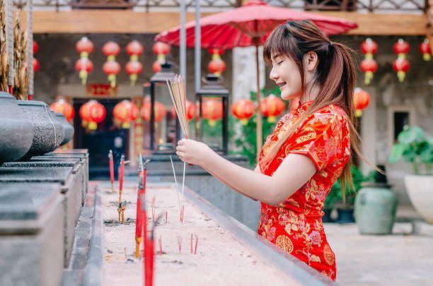 รูปภาพ:https://media.istockphoto.com/id/1095770114/photo/cute-chinese-girl-dressing-traditional-red-cheongsam-suit-burning-incense-sticks-and-pay.jpg?s=612x612&w=0&k=20&c=LfyKrF9PZsGS-UWc8cIGfFkwGxvjob92Af9fM34UPCc=