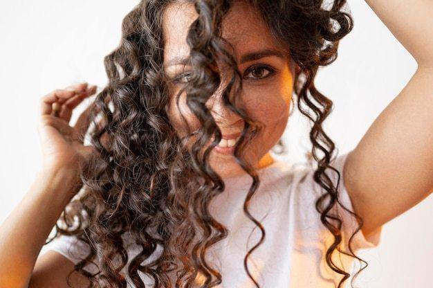 รูปภาพ:https://img.freepik.com/free-photo/curly-woman-playing-with-her-hair-close-up_23-2148628930.jpg