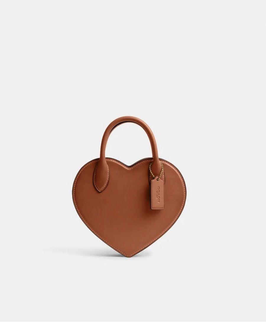 รูปภาพ:กระเป๋ารูปหัวใจสีน้ำตาล แบรนด์ COACH รุ่น Heart Bag In Regenerative Leather