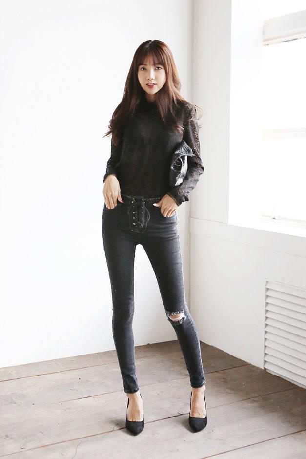 รูปภาพ:http://www.koreanfashionstore.com/korean-fashion/korean-jeans/20140102/High-Waist-Eyelet--Fray-Jean-03.jpg