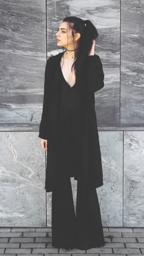 รูปภาพ:http://ninjacosmico.com/wp-content/uploads/2016/04/Deep-V-bodysuit-with-a-chiffon-coat-and-black-flare-pants.jpg