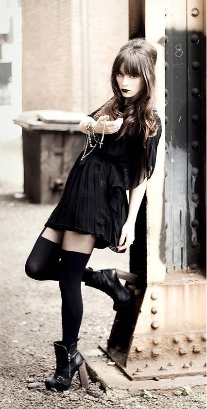 รูปภาพ:http://ninjacosmico.com/wp-content/uploads/2016/04/Dress-tights-and-black-boots.jpg